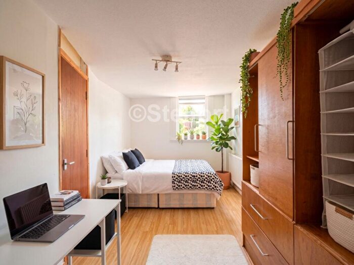 Studio To Rent In West Green Road, London, N15