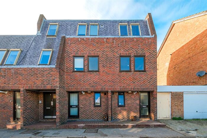 1 Bedroom Flat To Rent In College Place, Snaresbrook, E17