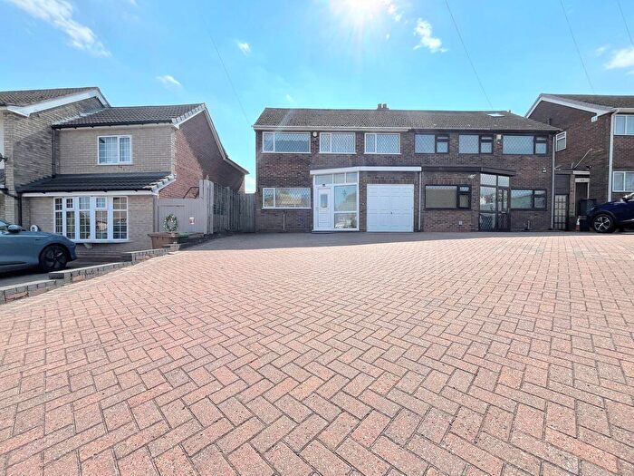 3 Bedroom Semi Detached House For Sale In Hundred Acre Road, Streetly, Sutton Coldfield, B74