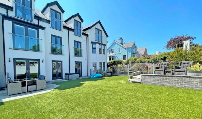 2 Bedroom Apartment For Sale In Beach Road, Benllech, Tyn-y-Gongl, Isle Of Anglesey, LL74