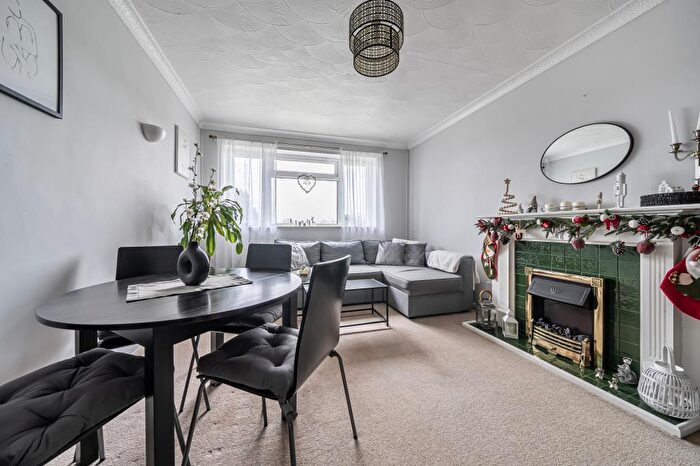 2 Bedroom Flat For Sale In Newbury, Berkshire, RG14