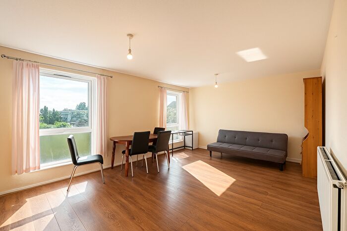 3 Bedroom Flat To Rent In Hanford Close, London, SW18