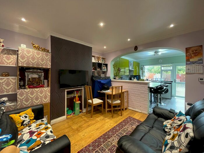 2 Bedroom Maisonette To Rent In Braund Avenue, Greenford, UB6