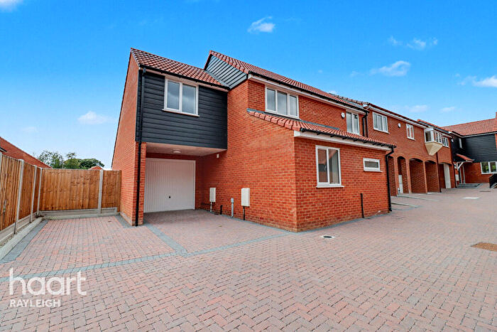 3 Bedroom Link Detached House For Sale In Fairview Crescent, Rayleigh, SS6