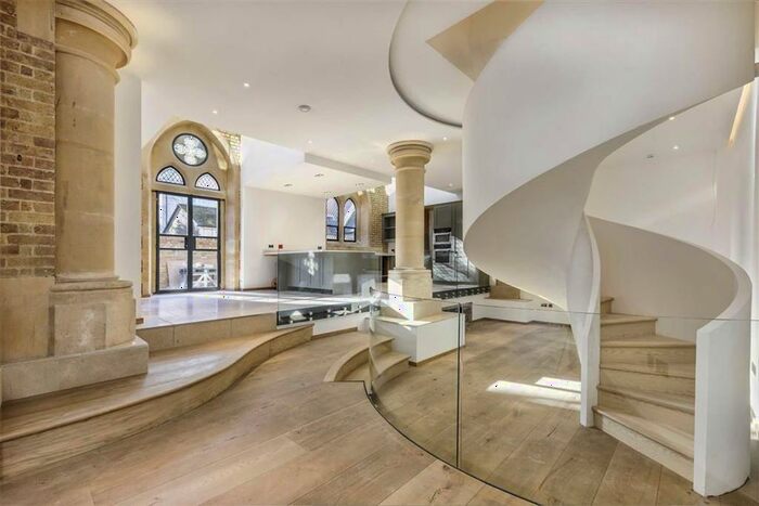 2 Bedroom Flat To Rent In Station Road, Teddington, TW11