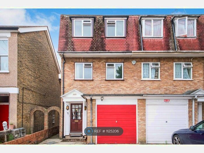 4 Bedroom Semi-Detached House To Rent In The Limes Avenue, London, N11