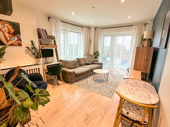 2 Bedroom Flat For Sale In Dickens Yard, London, W5