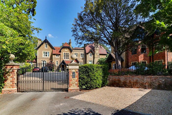 2 Bedroom Flat To Rent In Portsmouth Road, Guildford, GU2