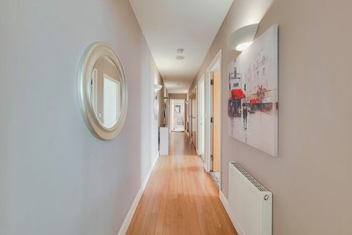 3 Bedroom Flat To Rent In Western Gateway, London, E16