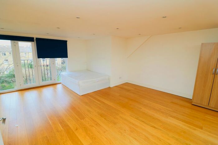 Studio To Rent In Woodbourne Avenue, London SW16