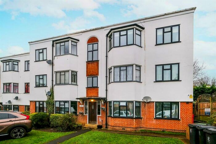 2 Bedroom Flat To Rent In York Crescent, Loughton, IG10