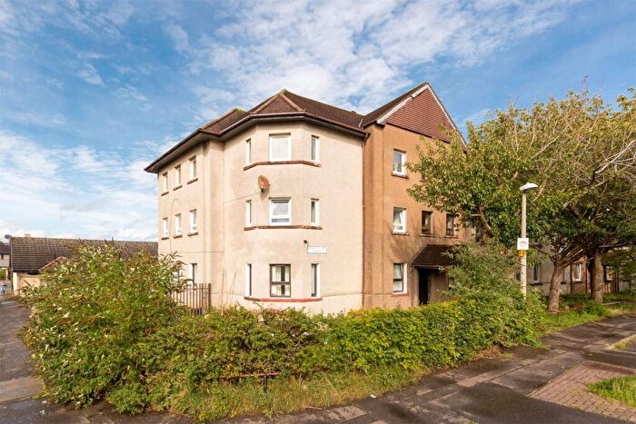 3 Bedroom Flat For Sale In West Pilton Drive, West Pilton, Edinburgh, EH4