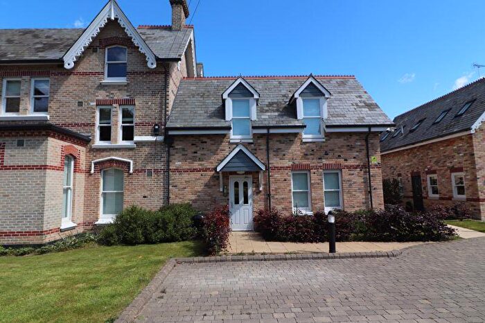 2 Bedroom Flat To Rent In Available March - Bedroom / Bathroom Apartment Cavendish Road - £. Pcm, BH1