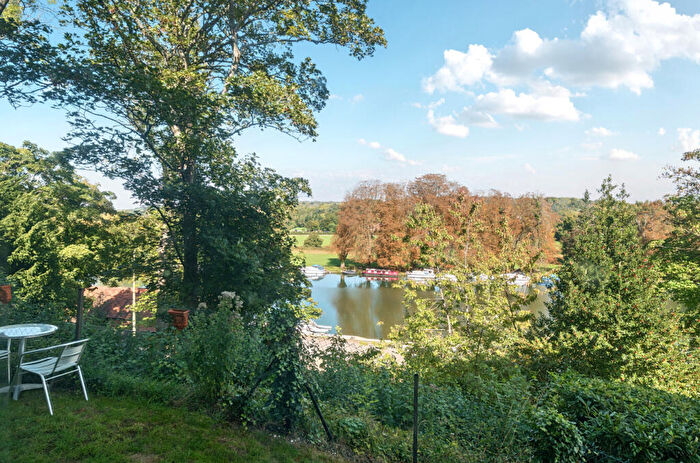2 Bedroom Apartment For Sale In Shooters Hill, Pangbourne, Reading, RG8