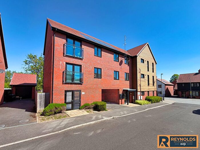 2 Bedroom Flat For Sale In Chain Free Apartment - Rowan Street, Leybourne Chase, West Malling, Kent, ME19