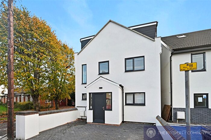 2 Bedroom Flat To Rent In Victoria Road, Barnet, London, EN4