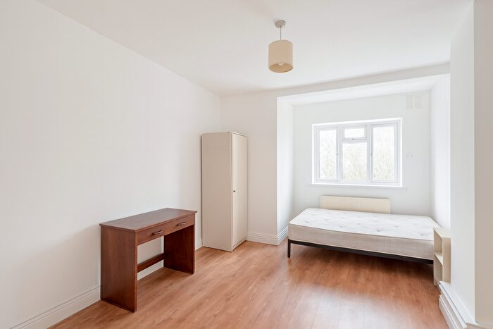 2 Bedroom Flat To Rent In Long Lane, Borough, London, SE1
