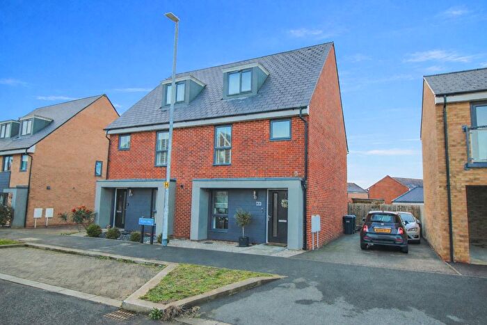 4 Bedroom Semi Detached House For Sale In Aspen Way, Gilden Park, Old Harlow, CM17