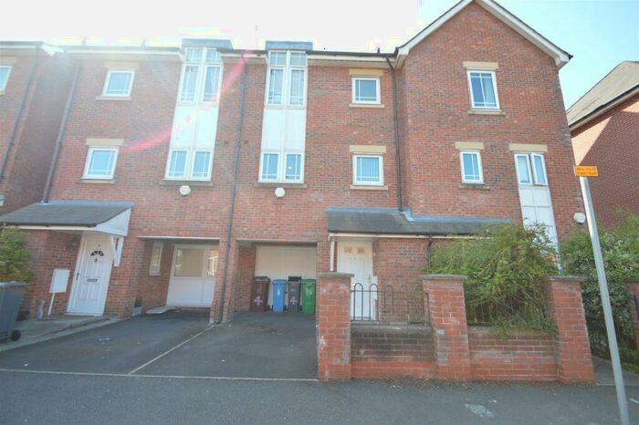 4 Bedroom Town House To Rent In Yew Street, Hulme, Manchester, M15
