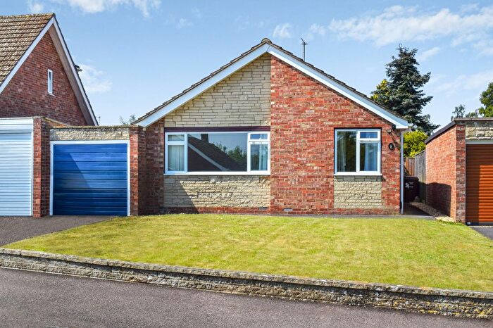 3 Bedroom Detached Bungalow For Sale In Aysgarth Road, Yarnton, OX5