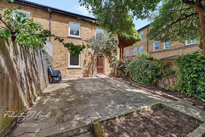 3 Bedroom End Of Terrace House To Rent In Raynor Place, London, N1