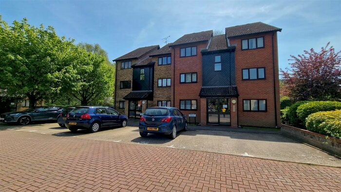 1 Bedroom Flat To Rent In Turnpike Lane, Uxbridge, UB10