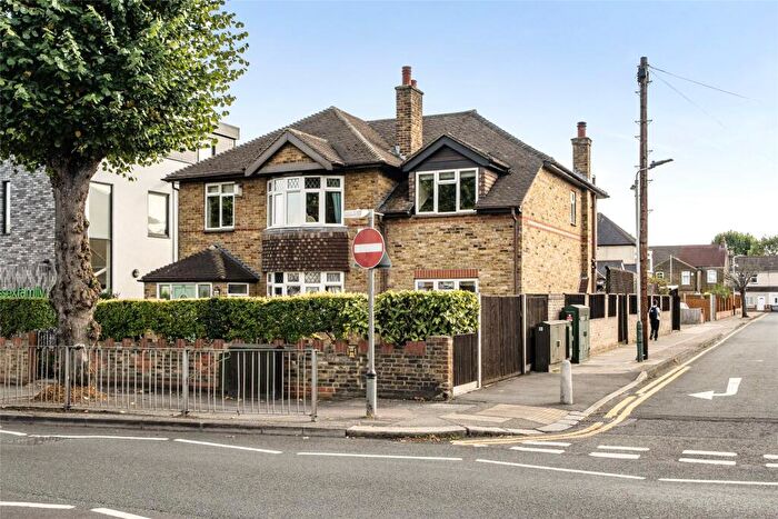 4 Bedroom Detached House For Sale In Mawney Road, Romford, RM7