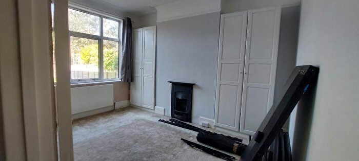 2 Bedroom Flat To Rent In Churchfield Ave, London, N12
