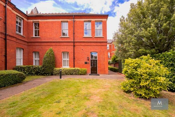 3 Bedroom Flat To Rent In Richmond Drive, Woodford Green, IG8