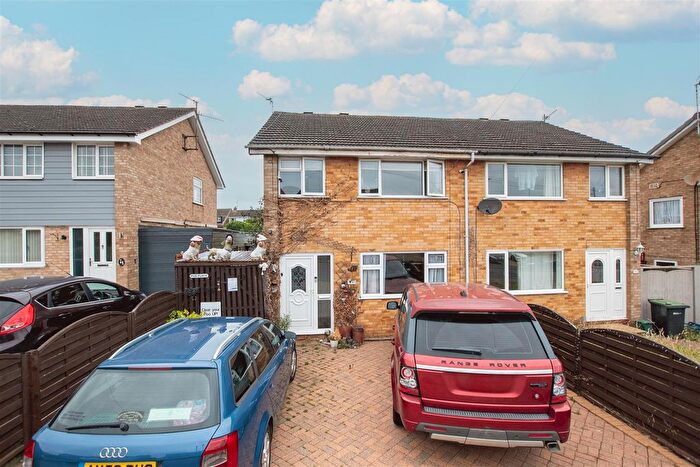 3 Bedroom Semi-Detached House For Sale In Masefield Drive, Rushden, NN10