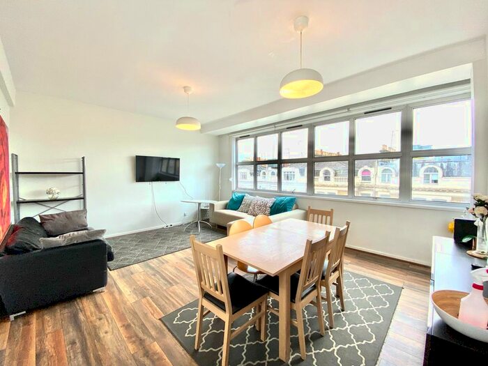 4 Bedroom Flat To Rent In Earls Court Road, Earls Court, London, SW5