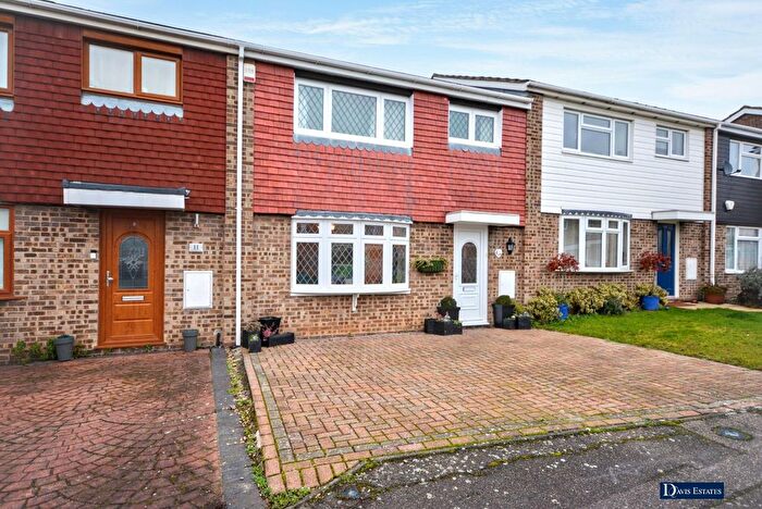 3 Bedroom Terraced House For Sale In Owlets Hall Close, Hornchurch, RM11