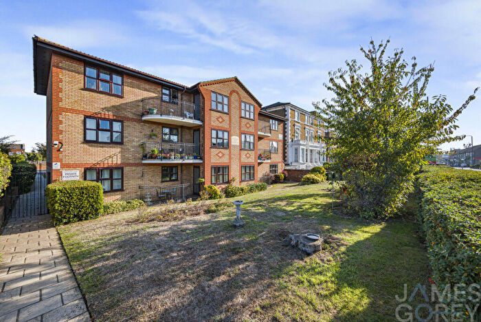 2 Bedroom Apartment For Sale In Crook Log, Bexleyheath, DA6