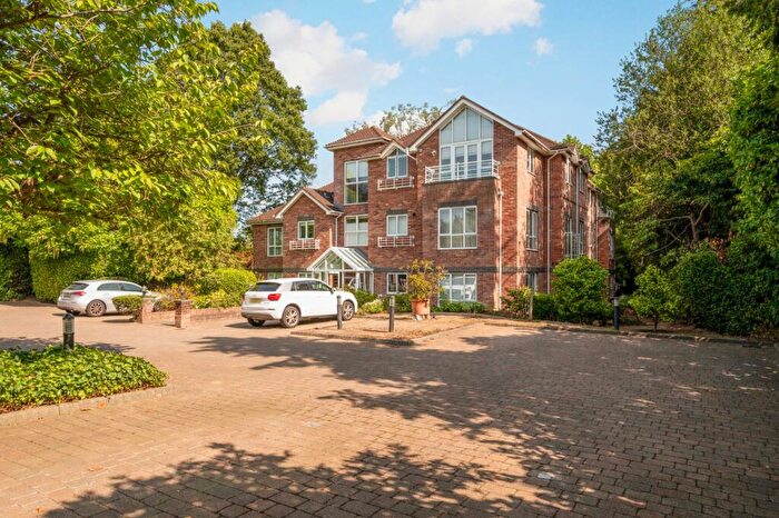2 Bedroom Apartment For Sale In Oatlands Chase, Weybridge, KT13