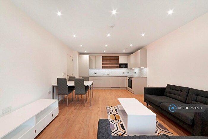 2 Bedroom Flat To Rent In New Village Avenue, London, E14