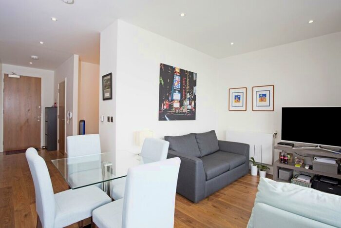 Apartment To Rent In New Village Avenue London, E14