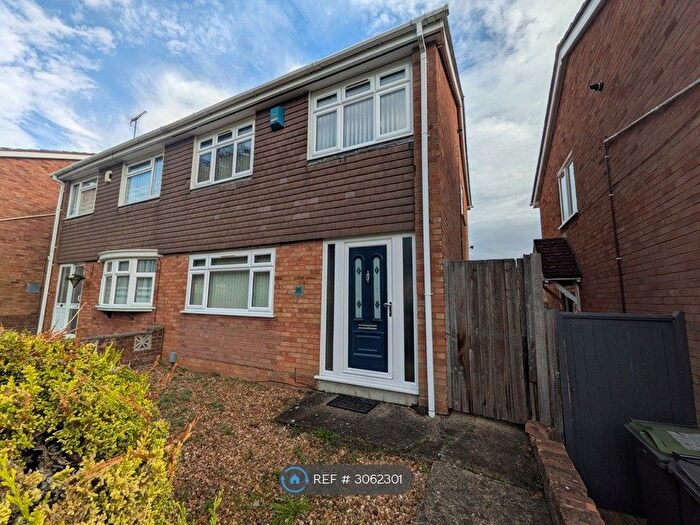 3 Bedroom Semi-Detached House To Rent In Brompton Close, Luton, LU3