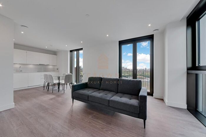 3 Bedroom Flat To Rent In Menara Point - Th Floor, West Ham, E16