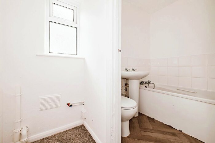 1 Bedroom Flat For Sale In Middle Road, Lancing, West Sussex, BN15