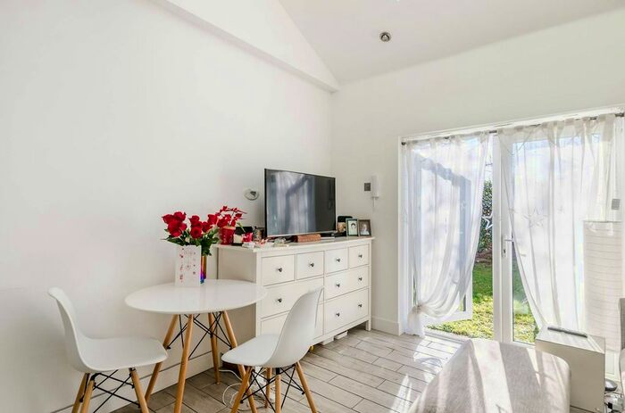 2 Bedroom Flat To Rent In Leamington Park, Acton, London, W3