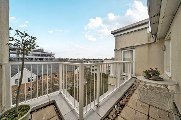 2 Bedroom Flat For Sale In Cedar House, Melliss Avenue, TW9