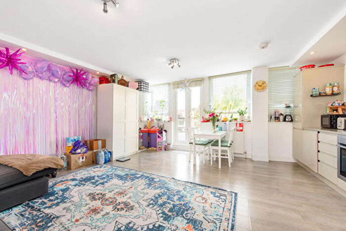 2 Bedroom Flat For Sale In High Street, Barnet, EN5