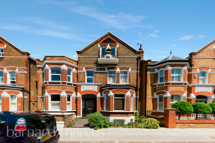 3 Bedroom Flat To Rent In Lavender Gardens, London, SW11