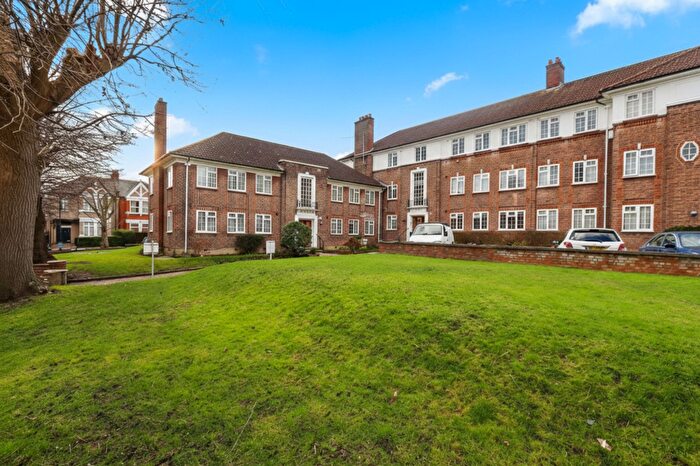 3 Bedroom Flat For Sale In Palmers Road, Arnos Grove Court, N11