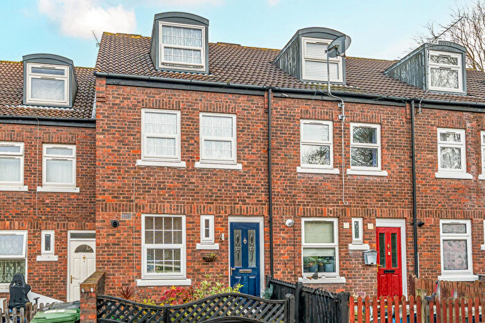 3 Bedroom Terraced House For Sale In Lonsdale Close, London, SE9