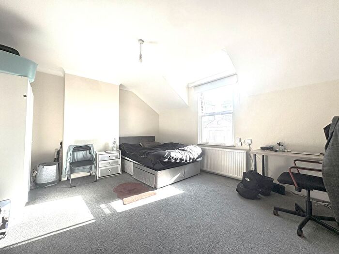 3 Bedroom Flat To Rent In Kingston Road, London, SW19