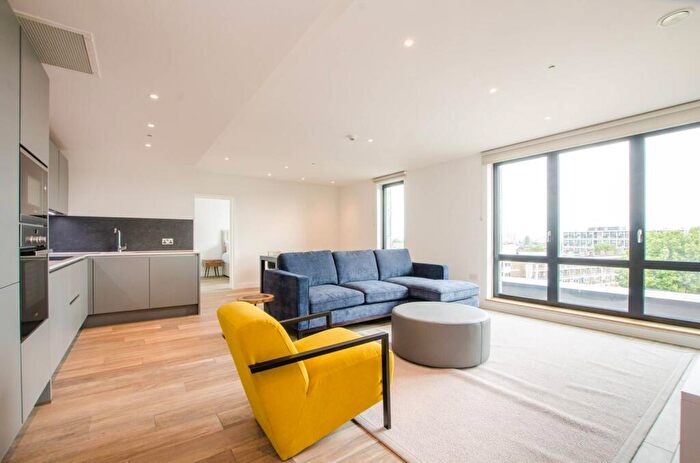 3 Bedroom Flat To Rent In Three Colts Lane, Bethnal Green, London, E2