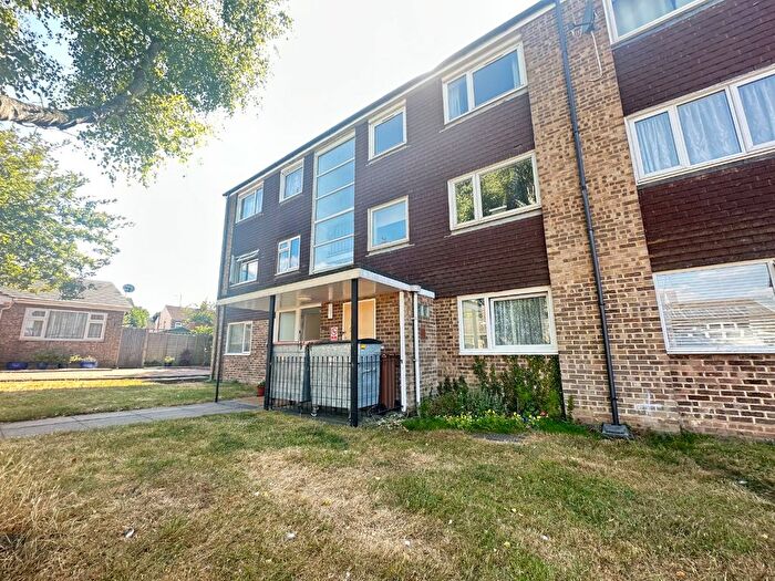 2 Bedroom Flat To Rent In Linden Close, Dunstable, Bedfordshire, LU5