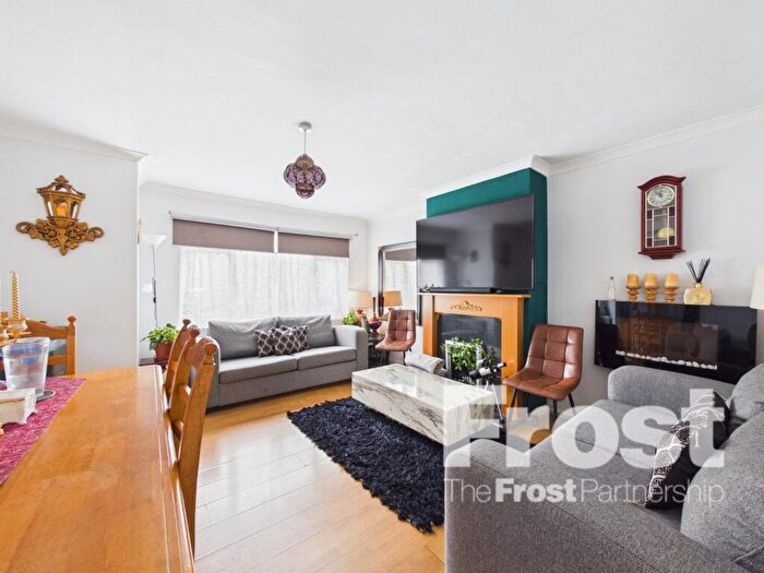 2 Bedroom Maisonette To Rent In Hermitage Close, Slough, Berkshire, SL3
