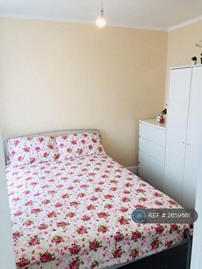 Studio To Rent In Grenoble Gardens, London, N13